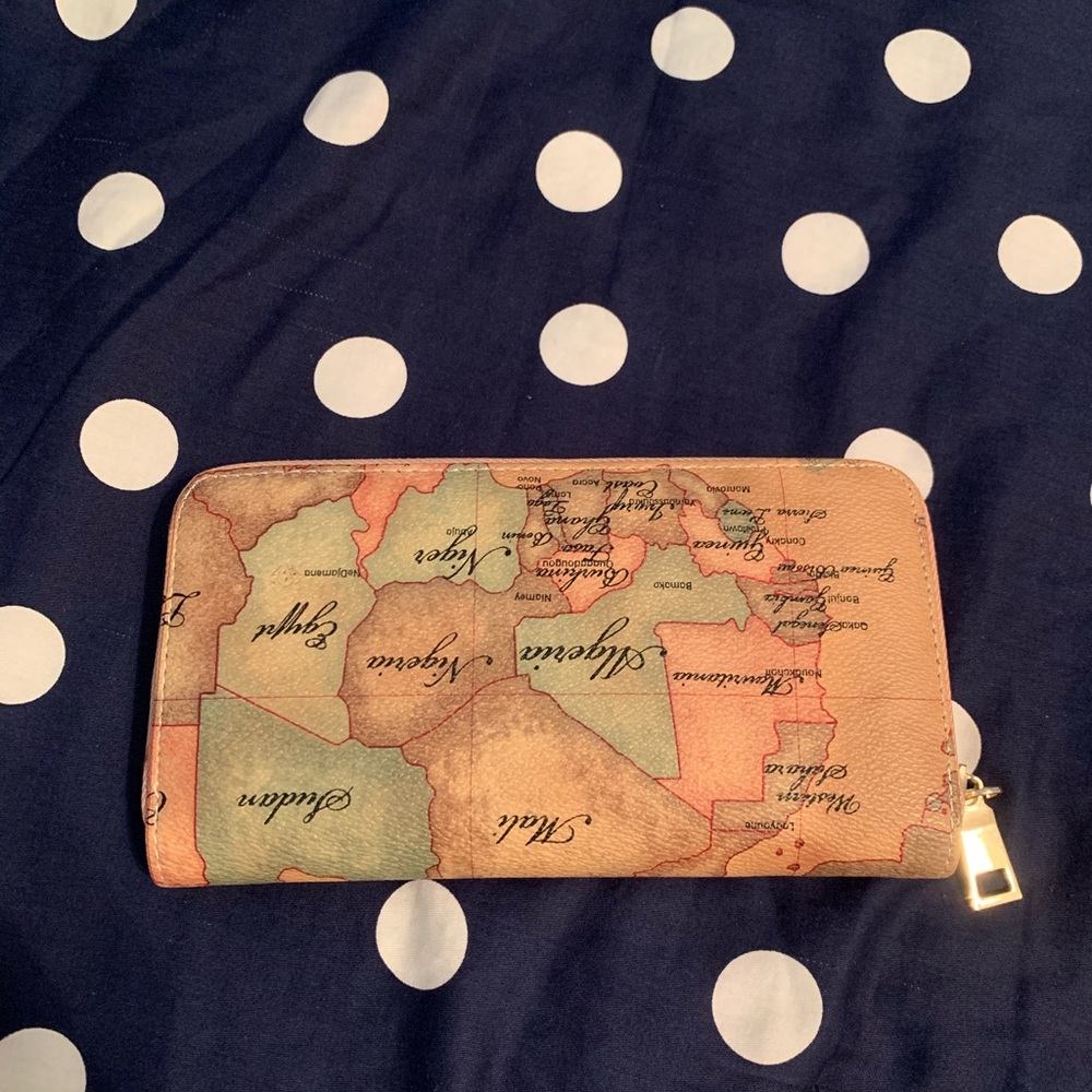 MAP WALLET THAT HAS MATCHING TOTE